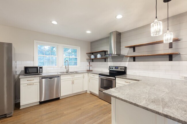 Building Photo - Renovated 3/2 w/ Fenced In Backyard and Co...