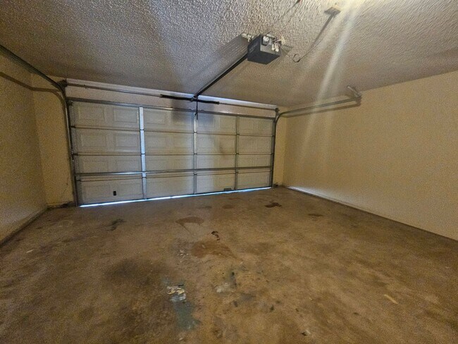 Building Photo - (3) Bed/(2) Bath West Norman Townhome Available NOW!