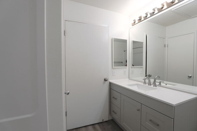 Building Photo - Rarely Available !  Beautiful 3-Bedroom Corner Unit – Pet Friendly & Spacious!