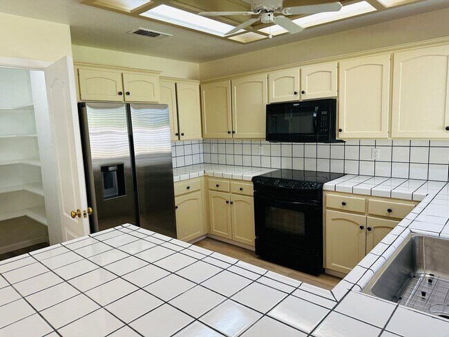 Building Photo - $2,350 - Maple & Teague - 3 Bed 2 Bath, Meridian Ave. Fresno New Floors, New Paint
