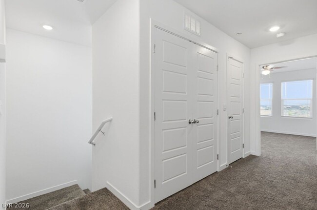 Building Photo - 482 Golden Myna Ave