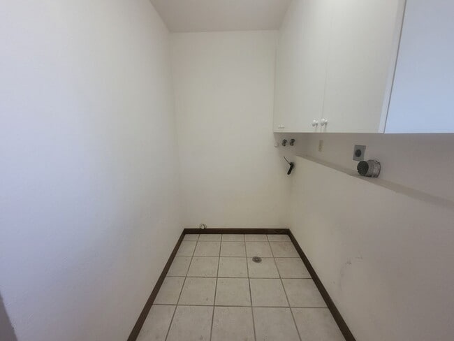 Building Photo - Stylish Split-Level in Central Kennewick w...