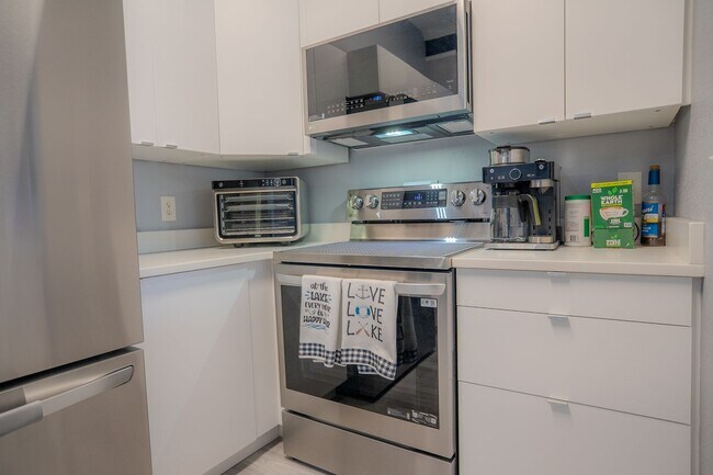 Building Photo - 3/2~Soho St ~ Resort Style Living!!!