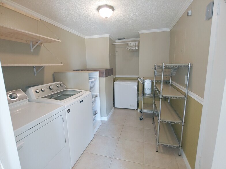 Building Photo - 2809 Cedaridge Dr