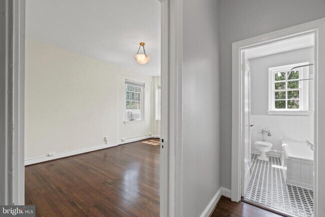 Building Photo - 2737 Devonshire Pl NW