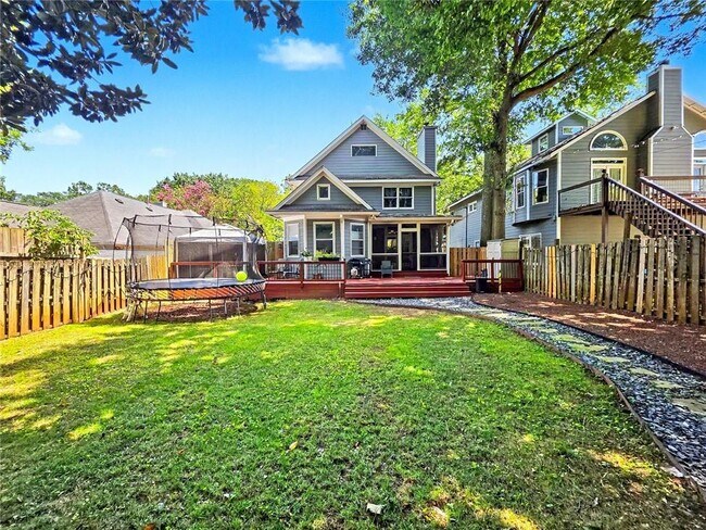 Building Photo - 324 Brooks Ave NE