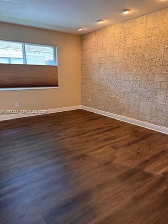 Building Photo - 539 Menendez Ave