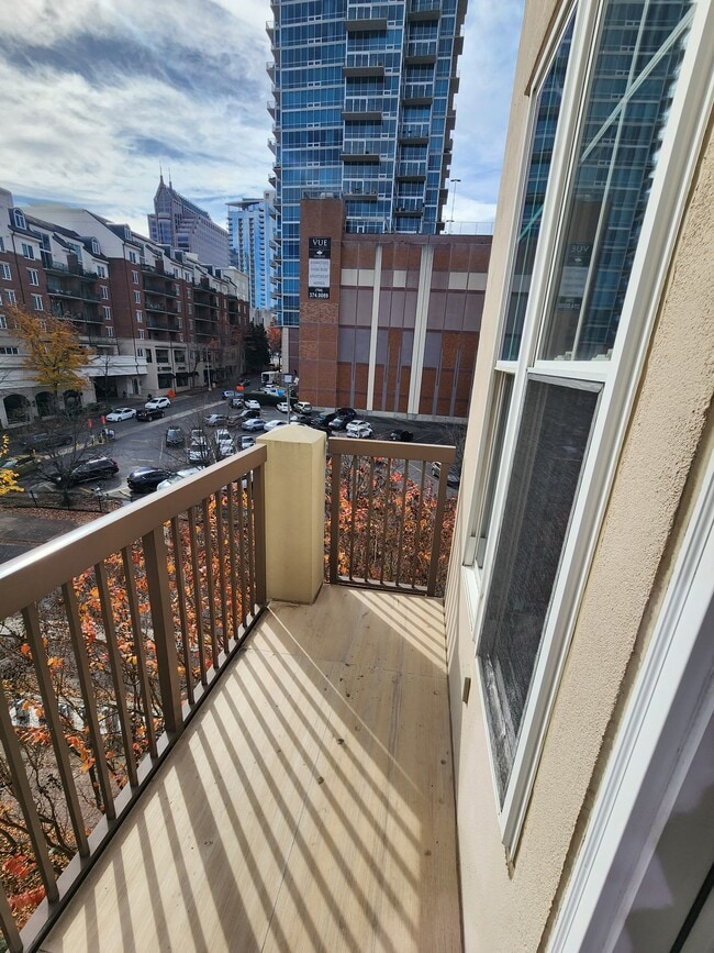 Building Photo - 405 W 7th St