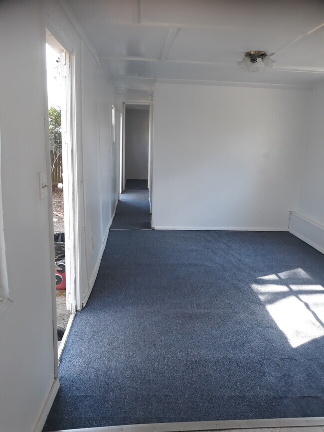 Building Photo - 5355 New Kings Rd