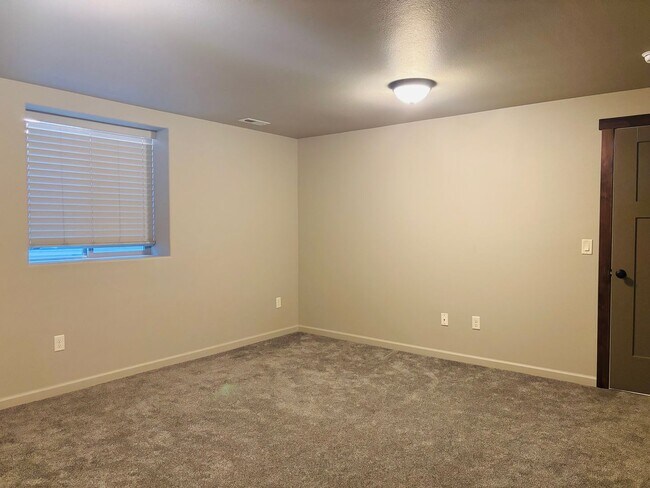 Building Photo - 4 bedroom 3 bath home