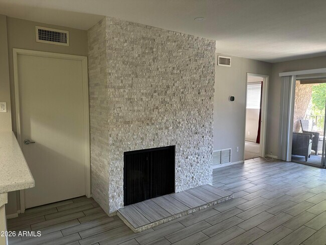 Building Photo - 5525 E Thomas Rd