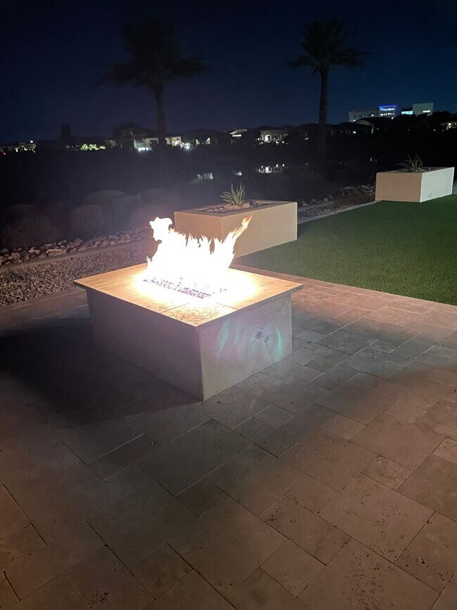 Building Photo - Luxury Rental in Queen Creek - Try Before You Buy