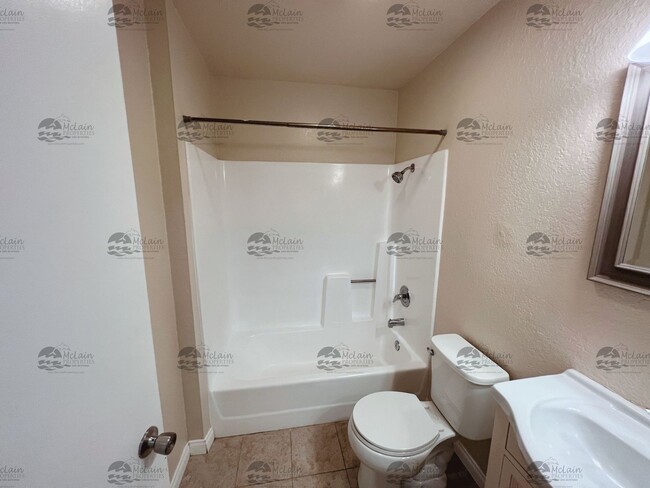 Building Photo - 3 Bed/2 Bath Two Story Townhome in Gated C...