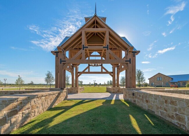 Barn Yard home to gatherings and music festivals - 621 Hummingbird Dr