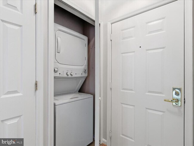 Building Photo - 4560 Strutfield Ln