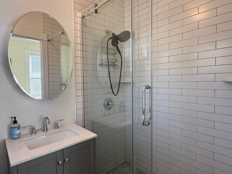 Building Photo - 162 Babcock St