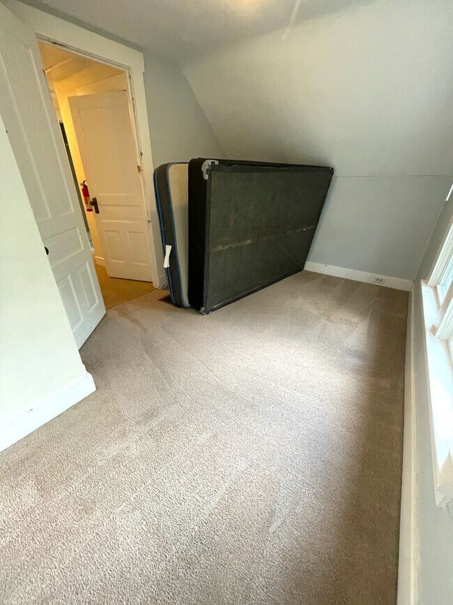 Building Photo - 117 E Davis Ave