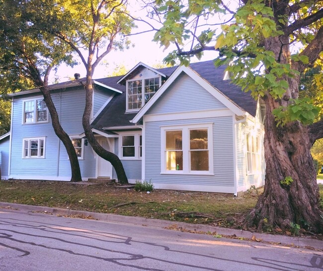 Building Photo - 920 Bolivar St