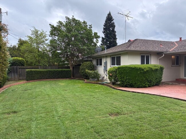 Building Photo - Beautiful 3 bedroom/1.5 bath Home in S. Land Park