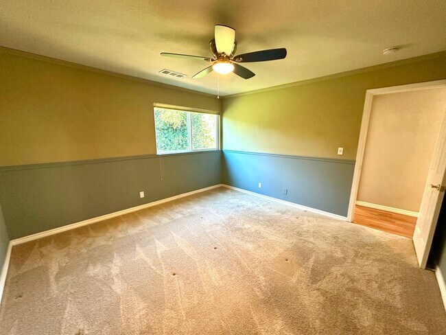 Building Photo - Virginia Hills-3 Bedroom, 2 Bath, Townhome with Garage and Pool