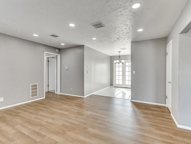 Building Photo - 316 W Bass Ave