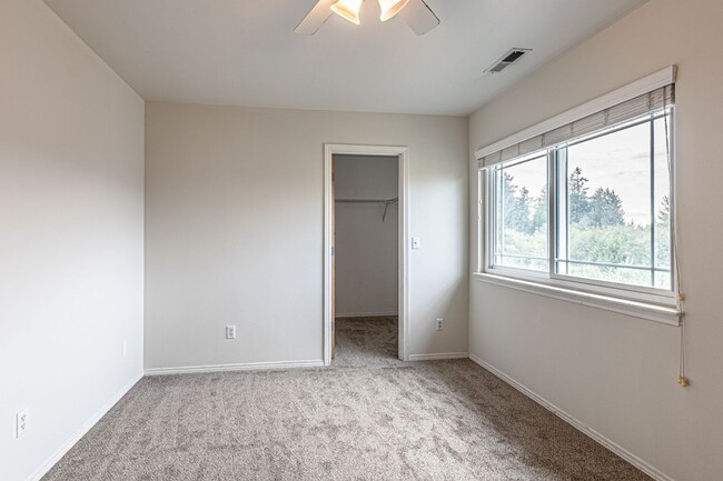 Building Photo - Beautiful home near Clark Lake Park!