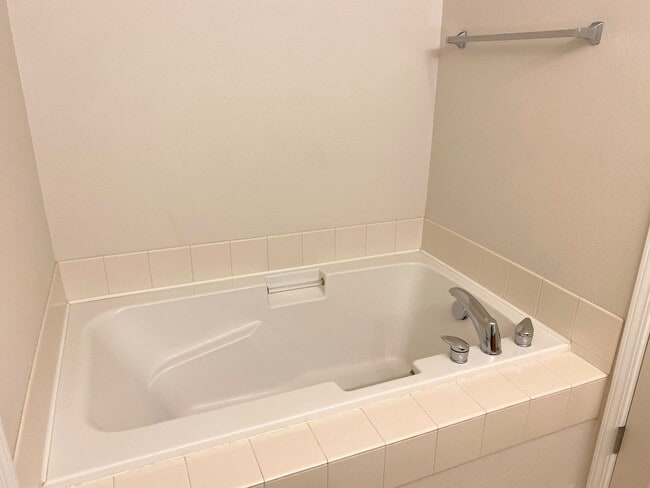 Building Photo - Elegant Arbor Townhome with Open Kitchen, W/D, Patio, and Soaking Tub