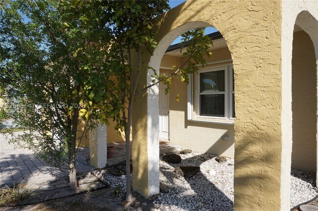 Building Photo - 4857 Alfresco St
