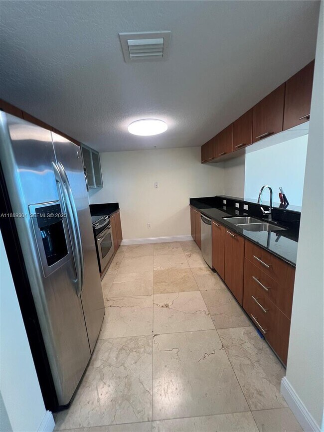 Building Photo - 1800 N Bayshore Dr