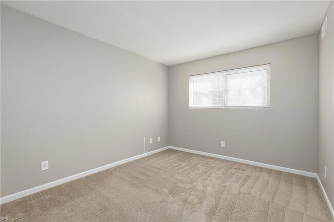 Building Photo - 1226 Little Bay Ave