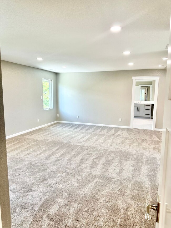 Building Photo - Move In Ready fully remodeled home for ren...