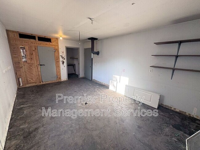 Building Photo - 140 Peters St