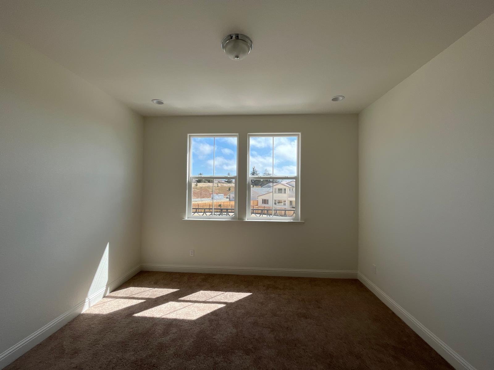 Building Photo - 499 Russell Way