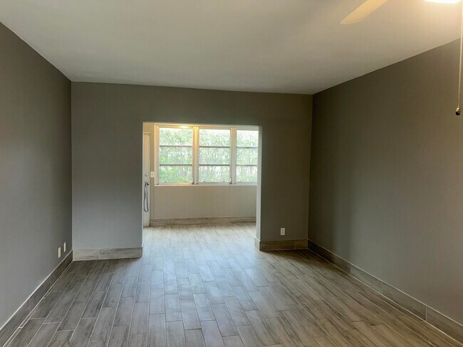 Building Photo - 1113 Lake Terrace