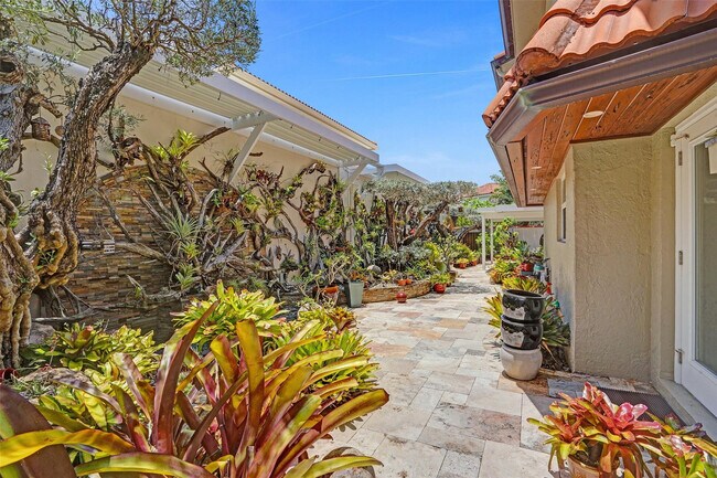 Building Photo - 683 Pelican Way