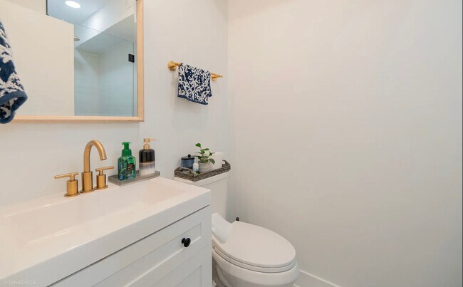 Building Photo - 924 W Wrightwood Ave