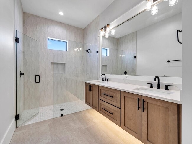 Building Photo - 330 Kelly Plantation Dr