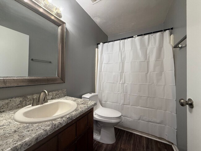 Building Photo - Upstairs unit on Hilaman Golf Course!