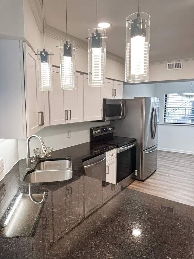 Primary Photo - Spacious Renovated 3-Bedroom Condo Near UT...
