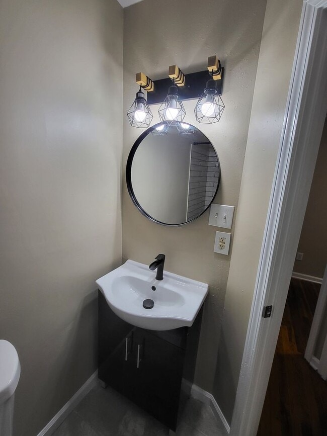 Building Photo - Spacious 4 bedroom 2 bath home for lease