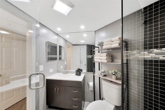 Building Photo - 2005 SE 10th Ave