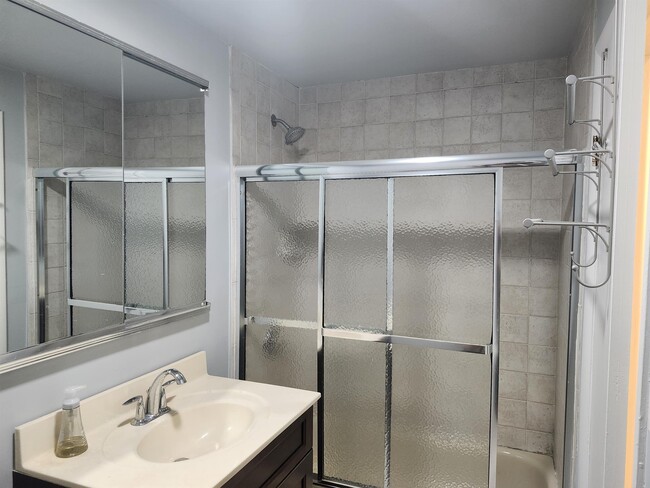 Building Photo - 208 Willow Ave