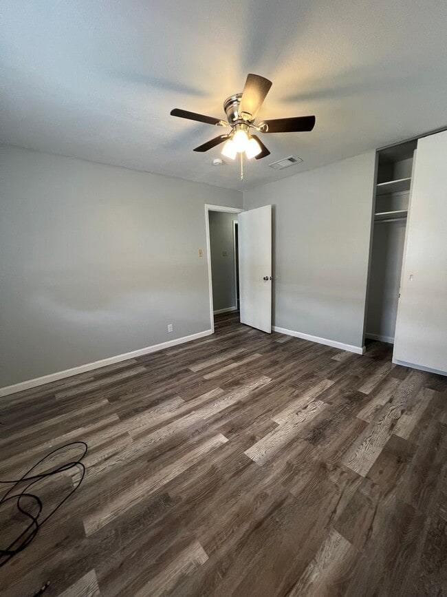 Building Photo - 3 Bedroom 1 bath Home for Lease