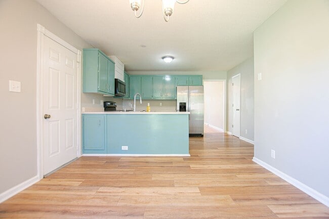 Building Photo - Updated Three Bedroom!