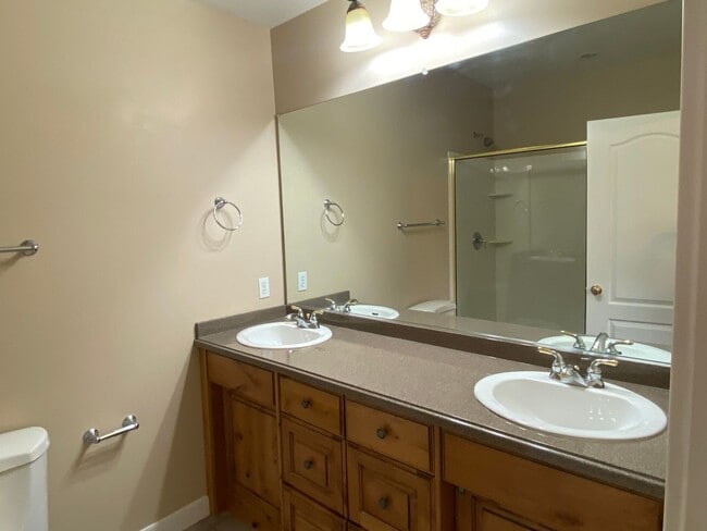 Building Photo - Half Price 1st Month! Beautiful 4 Bedroom 3.5 Bathroom Town Home In Logan