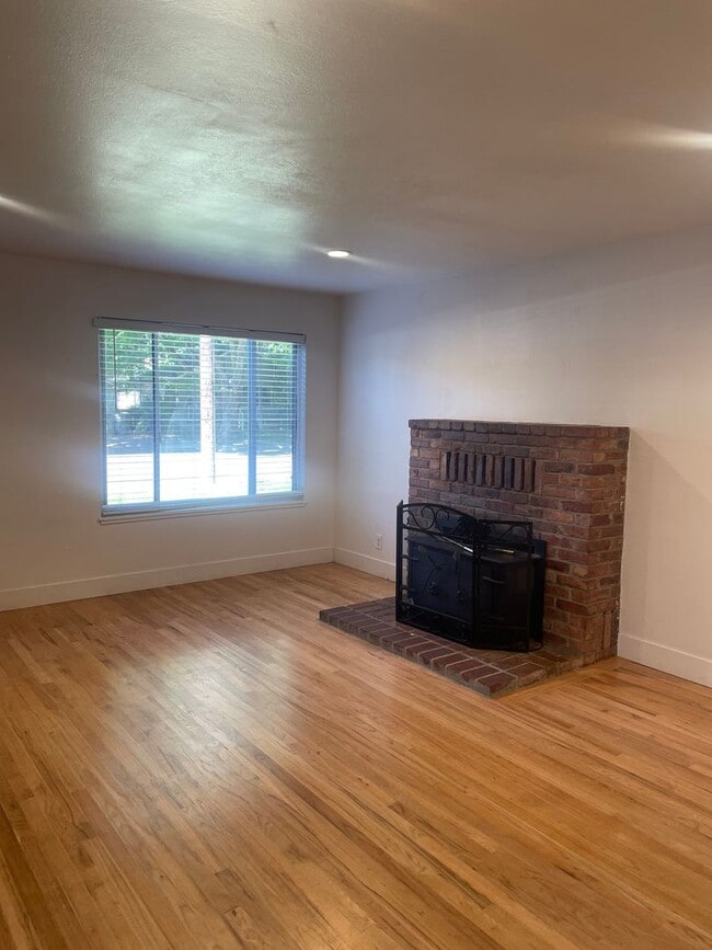 Building Photo - WONDERFUL HOME LOCATED IN KUTRAS TRACT!