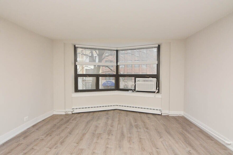 Building Photo - 450 W Wellington Ave