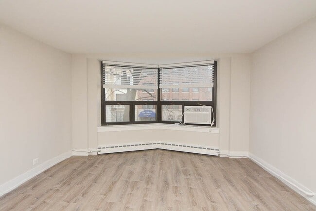 Building Photo - 448 W Wellington Ave