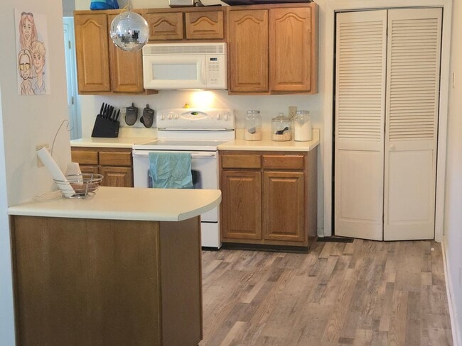 Building Photo - Nice Brick Ranch-Style House located across from Lowes in Sylva- 3BD/2BA $1800 a month available ...