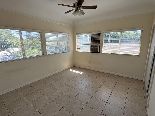Building Photo - Spacious two bedroom conveniently located ...